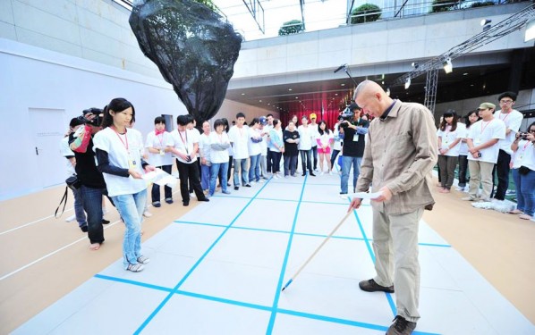 Cai Guo Qiang's Public Gunpowder Drawing Making Tides for His Solo Show- Spring 01;Photo, www.ionly.com