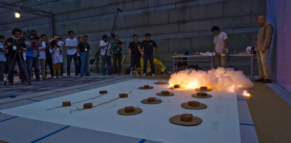 Cai Guo Qiang's Public Gunpowder Drawing Making Tides for His Solo Show- Spring 04; Photo, www.ionly.com