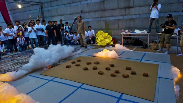 Cai Guo Qiang's Public Gunpowder Drawing Making Tides for His Solo Show- Spring 05; Photo: www.ionly.com