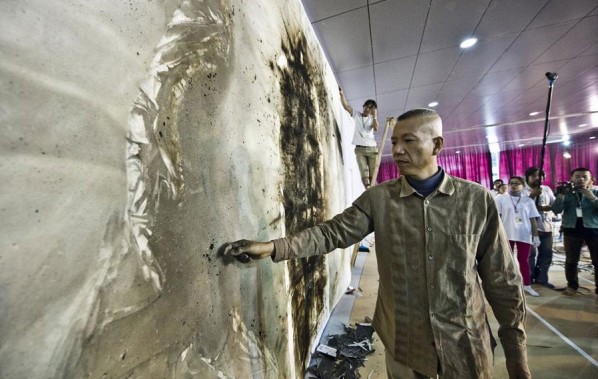 Cai Guo Qiang's Public Gunpowder Drawing Making Tides for His Solo Show- Spring 08; Photo: www.ionly.com