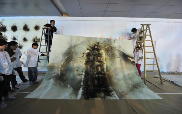 Cai Guo Qiang's Public Gunpowder Drawing Making Tides for His Solo Show- Spring 09; Photo: www.ionly.com