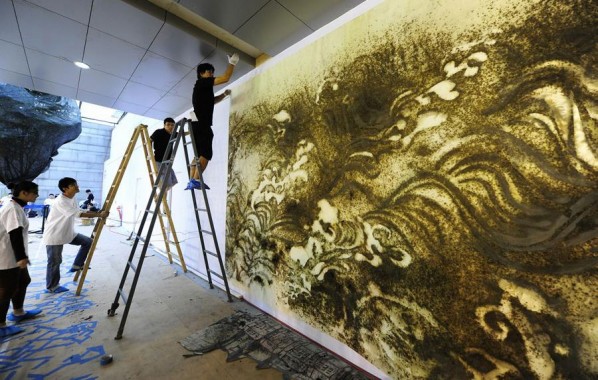 Cai Guo Qiang's Public Gunpowder Drawing Making Tides for His Solo Show- Spring 10; Photo: www.ionly.com