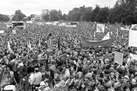 News Photograph Prototype of Funeral(Beerdiggung)