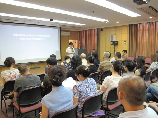 He Shiwei made a speech on behalf of all the awarded graduates