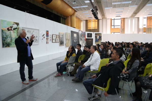 Eric Fishl gave a lecture and made delicate comments and appraises on works of students