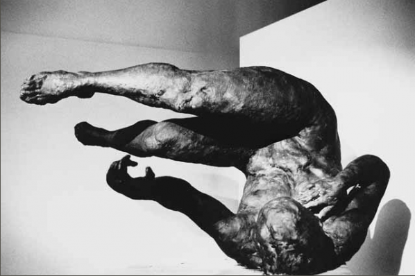 Tumbling Woman, 2002; Bronze, 94×188×127cm