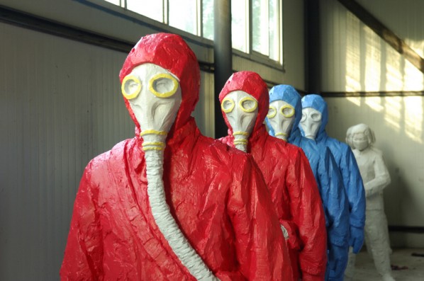 Wang Guanyi's work, People Wearing Respirators