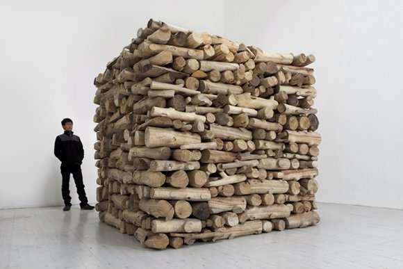 Hu Qingyan, "Firewood", 2012; camphorwood, 200 x 200 x 200 cm (8 m³ stere) © Hu Qingyan Courtesy Galerie Urs Meile Hu Qingyan, "Firewood", 2012; camphorwood, 200 x 200 x 200 cm (8 m³ stere)© Hu Qingyan Courtesy Galerie Urs Meile