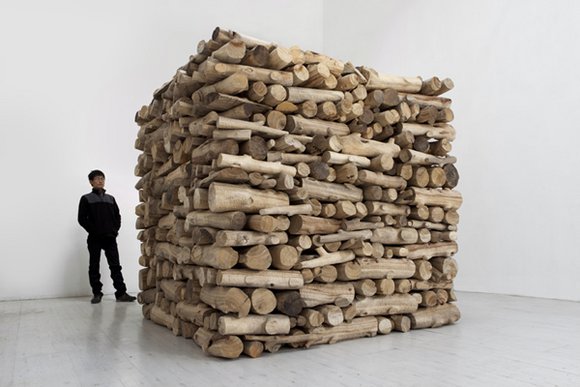 Hu Qingyan, "Firewood", 2012; camphorwood, 200 x 200 x 200 cm (8 m³ stere)© Hu Qingyan Courtesy Galerie Urs Meile