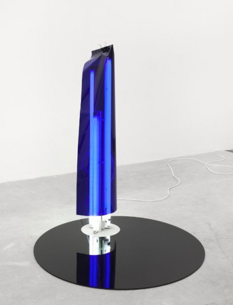 Brendan Earley, "Day for Night", 2012; ﬂorescent lights, plastic ties, acrylic board and blue ﬁlter paper, 138 cm (H), ∅ 120 cm (base)