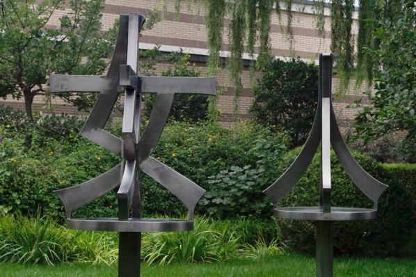 Huang Rui, Women, 2006-2012; Stainless Steel Black Titanium Plate, H223xΦ106cmx2, Version number 67 © Huang Rui Huang Rui, Women, 2006-2012; Stainless Steel Black Titanium Plate, H223xΦ106cmx2, Version number 67 © Huang Rui