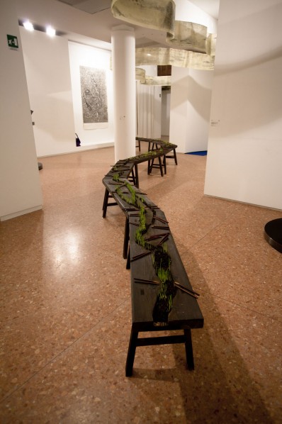 Qiu Zhijie, Canal Transportation, 2013; Wooden Bench, Plant seed, Soil, Chopsticks, Dimension Variable© Qiu Zhijie Qiu Zhijie, Canal Transportation, 2013; Wooden Bench, Plant seed, Soil, Chopsticks, Dimension Variable© Qiu Zhijie