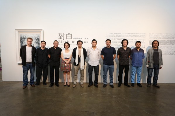 00 Group photo of Hsiao Fuyuan, Chairman of Soka Art Center, curator Li Yanling, philosopher director Dr. Xia Kejun, and artists