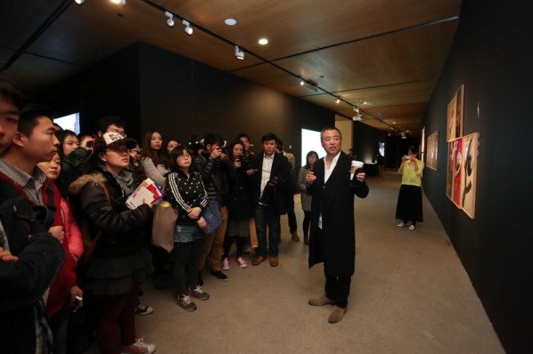 09 Han Jiaying introduced his work to the audience at the opening of Reflection-Han Jiaying’s Exhibition of Design