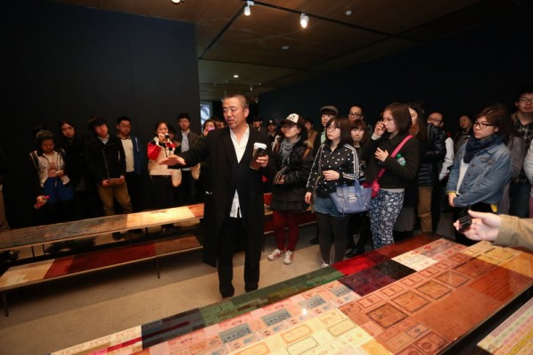 11 Han Jiaying introduced his work to the audience at the opening of Reflection-Han Jiaying’s Exhibition of Design