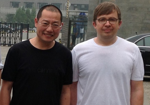 Chen Qi and Dieter Detzner stood in front of the Gate of the Central Academy of Fine Arts