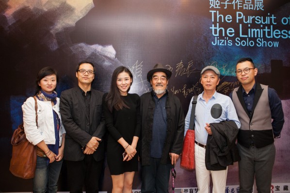 02 Group photo on the exhibition (curator Liang Qin on the right, Yin Zaijia, Director of HOW Art Museum the 2nd on the left, Zhang Ting, Art Director of 22 Art Center the 3rd on the left)