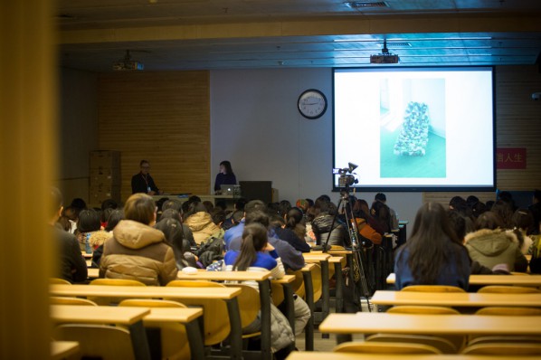 01 View of the 6th“Design for Sitting Exhibition” lecture one Walkersville and Masayuki Kurokawa