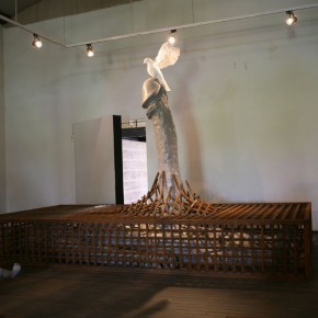 028 Wang Huaxiang, “Up No.2”, frp, 463 x 220 x 335 cm, 2008