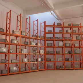 26 Chen Xi, Dust, 2013; installation, 10000×5000×80cm