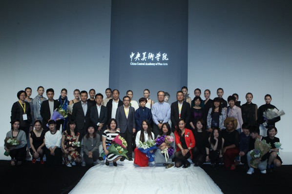 01 Group photo of Fashion Show of the Graduates of Fashion Design Major of CAFA