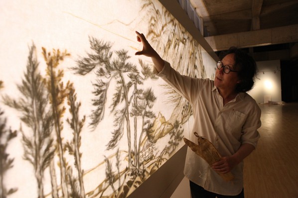 01  Xu Bing’s “Background Story Dwelling in Fuchun Mountains”（work shot），2014，Courtesy of Xu Bing Studio, Jing & Kai