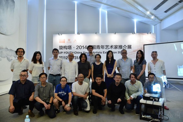 01 Group photo of the presented guests at the exhibition opening