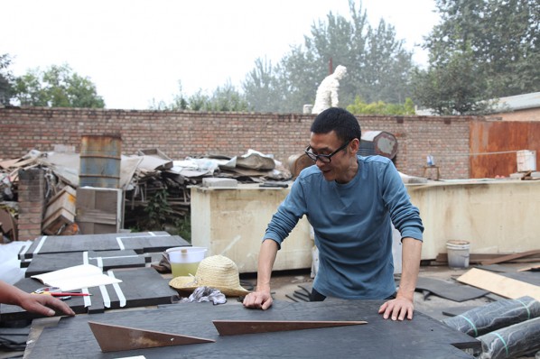 Wang Jianwei working at his Beijing studio, 2013. Photo Xu Boxin. Courtesy of Wang Jianwei.