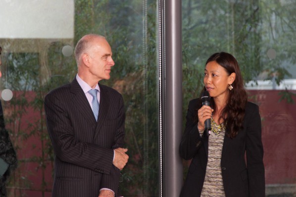 01 The Netherlands Ambassador Aart Jacobi (left),Winnie Gao,Director of International Affairs of BJDW (right)_副本