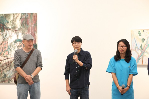 04 From left to right Associate Professor Li Fan from the Department of Printmaking, CAFA, artist Xu Hongxiang, curator Ivy Peng