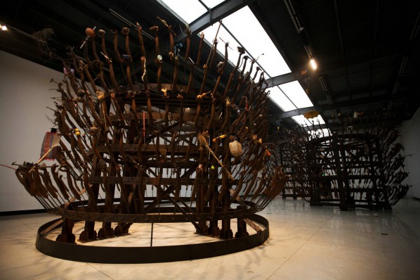 Huang Yongping, Guan-Yin of a Thousand Hands; installation,Steel, iron rack, various objects, 1800×800×800cm Huang Yongping, Guan-Yin of a Thousand Hands; installation,Steel, iron rack, various objects, 1800×800×800cm