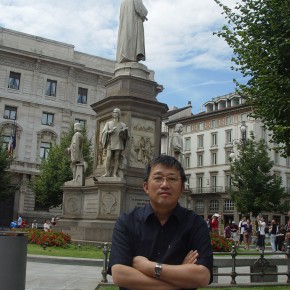 56 Portrait of Cui Xiaodong in front of the sculpture of Da Vinci in Milan, Italy