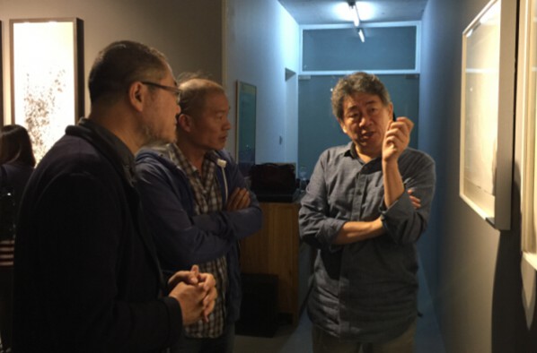 Wang Huangsheng talked with Tan Ping(the left) and Wang Qingsong(the middle)