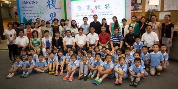 01 Group photo of honored guests and primary school students