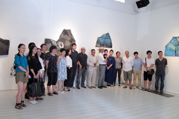 01 Group photo of the honored guests