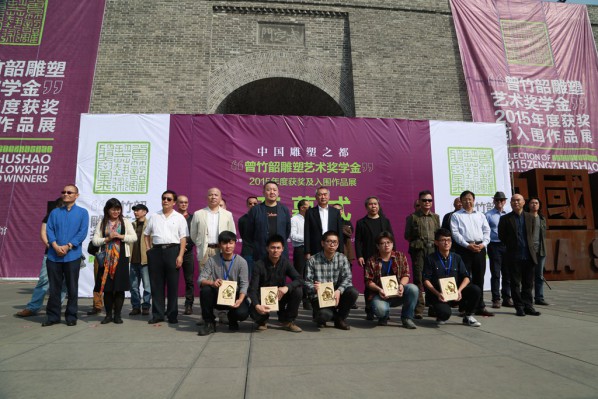 01 Group photo of the winners and honored guests