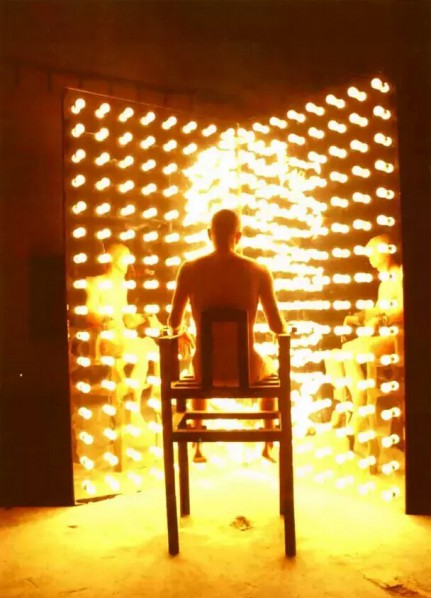 He Yunchang, Eyesight Test (2003), in which he stared at close distance at 10,000 watts of light for an hour