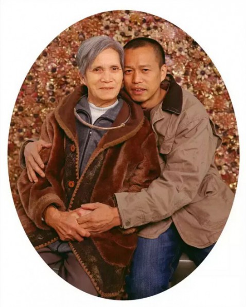 He Yunchang, One Rib (2008), in which he had his eighth rib surgically removed and made into a necklace, and then posed for photographs with the five most important women in his life wearing it