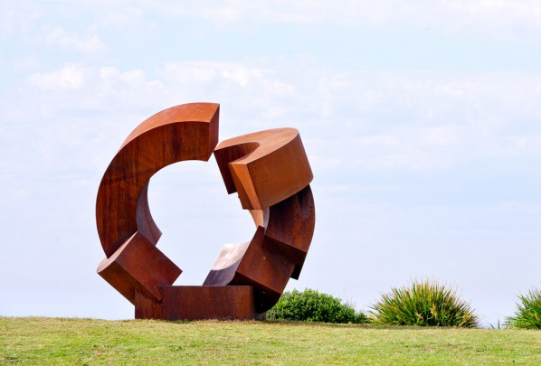 Jörg Plickat, divided planet, Sculptuer by the Sea, Bondi 2015. Photo Clyde Yee 02