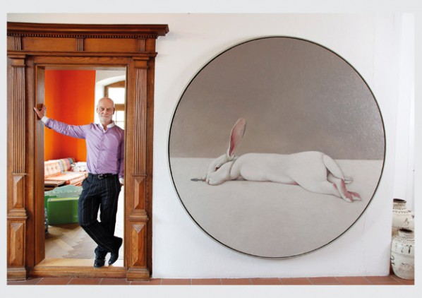 Uli Sigg neben dem Gemälde «Moon Rabbit» von Shao Fan next to the painting «Moon Rabbit» by Shao Fan, © Sigg Collection Photo Karl-Heinz Hug