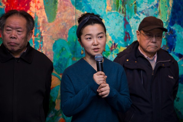 01 View of the opening ceremony of “Boundless Growth–Exhibition of Kang Lei’s Works” – the artist Kang Lei addressed