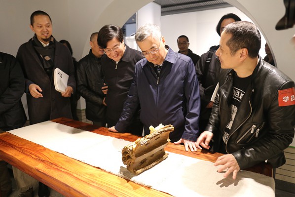 12 Leaders at all levels visited the works by the jade carving group (photo courtesy of Zhang Dongping)