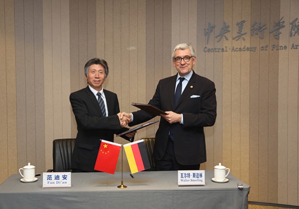 Prof. Fan Di’an, President of CAFA signed the letter of intent with Prof. Walter Smerling, Vorsitzender der Stiftung für Kunst und Kultur e.V. Bonn und Direktor des MKM Museum