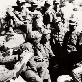 13 In the summer of 1952, Luo Gongliu (the first on the left) sketched the soldiers in the frontline of the Korean War