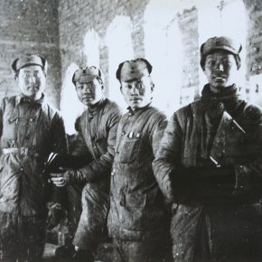 14 In 1938, the “Woodcut Working Crew of Lu Xun Academy of Art and Literature” was established, from left to right Yan Han, Hua Shan, Hu Yichuan, Luo Gongliu