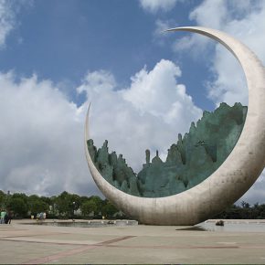 05 Lv Pinchang, Mount Sanqing Mirroring the Moon, 32 meters high, bronze, stainless steel, Shangrao city, Jiangxi province, 2010