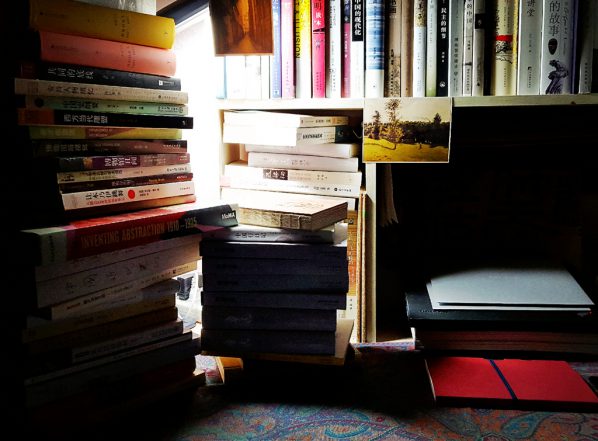  A large number of professional books are piled on Wang Xuanyi’s desk in the dormitory