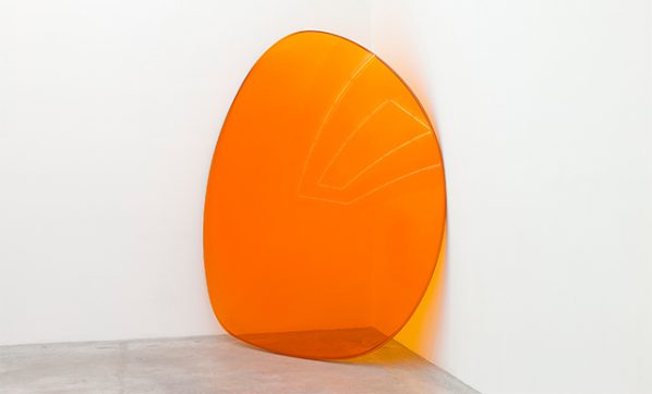 Alex ISRAEL, Lens (Orange), 213×244×36 cm, UV protective plastic lens, 2015 Courtesy of the Artist and Almine Rech Gallery. Photo by Zarko Vijatovic.