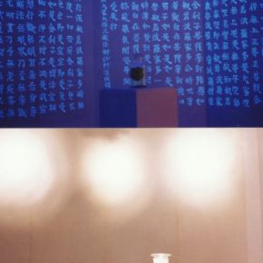 32 Qiu Zhijie, Heart Sutra，sutra of the heart of prajnaparaita written on the wall, black light bulb, incandescent bulb, human heart specimen，800 x 800 x 500 cm, 1999