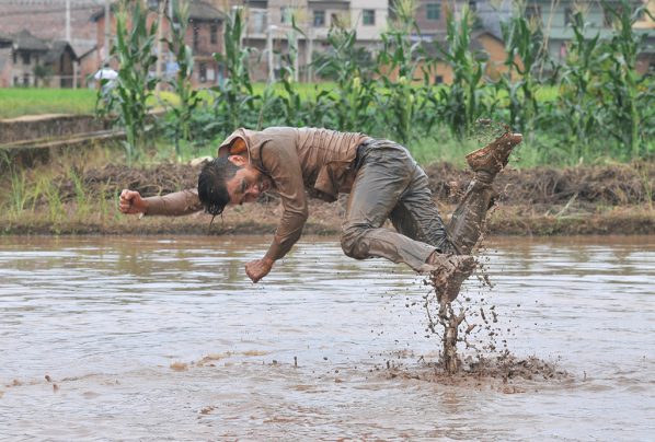 Li Binyuan, Freedom Farming, 2014; video-documentation of performance, 5’02''; Courtesy of the artist Li Binyuan, Freedom Farming, 2014; video-documentation of performance, 5’02''; Courtesy of the artist